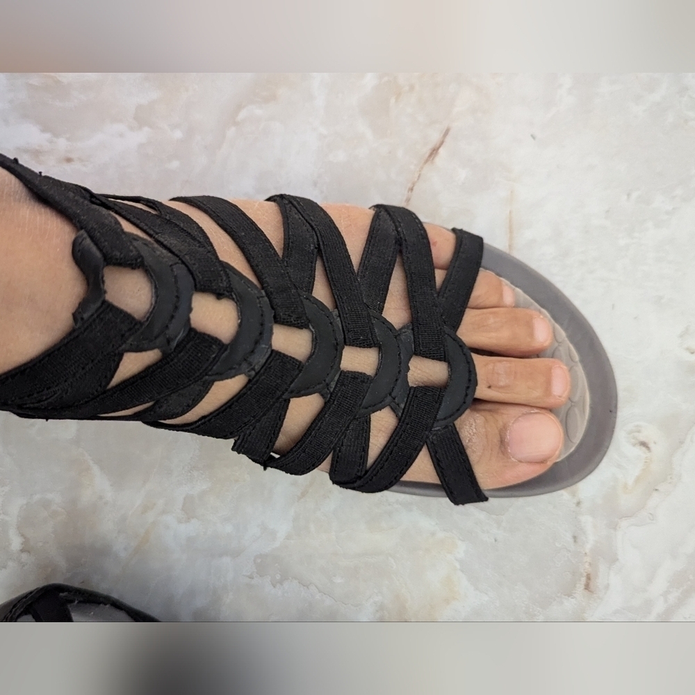Yuu Womans Summer sandals Size 6M
